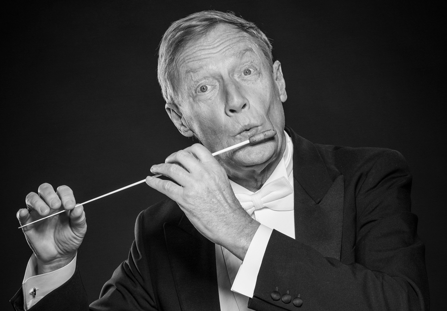 AUKSO x MACIEJ NIESIOŁOWSKI: Z BATUTĄ I HUMOREM